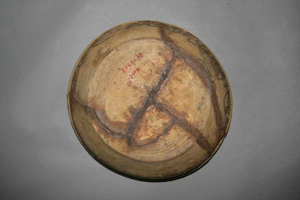 琉璃厂窑黄褐釉彩绘双鱼纹盆底部